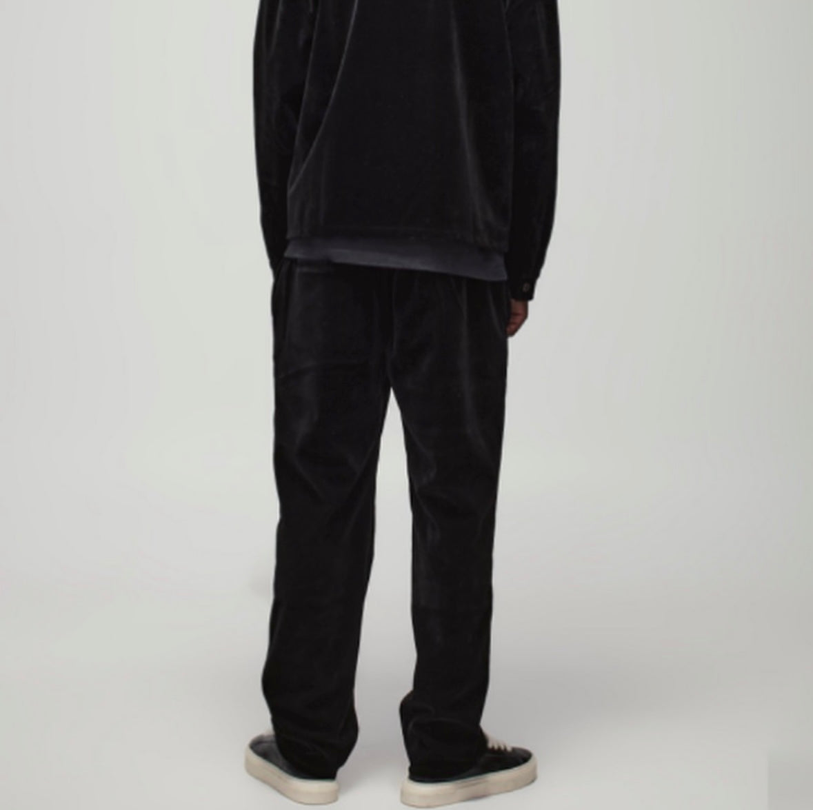 STRAIGHT VELVET TROUSERS WITH
FIXED WAIST