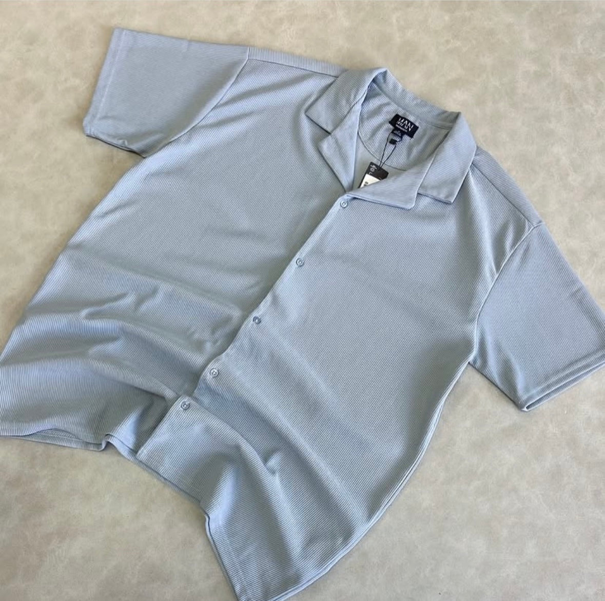 Short-sleeved shirt with lapels)