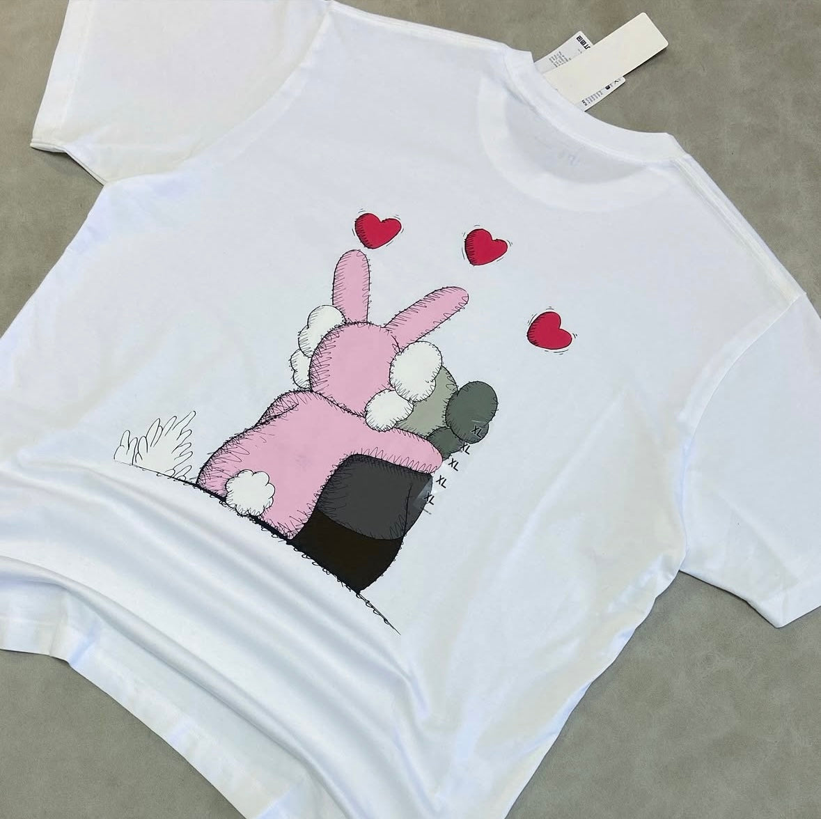 KAWS + Warhol UT Graphic Uniqlo T-
Shirt