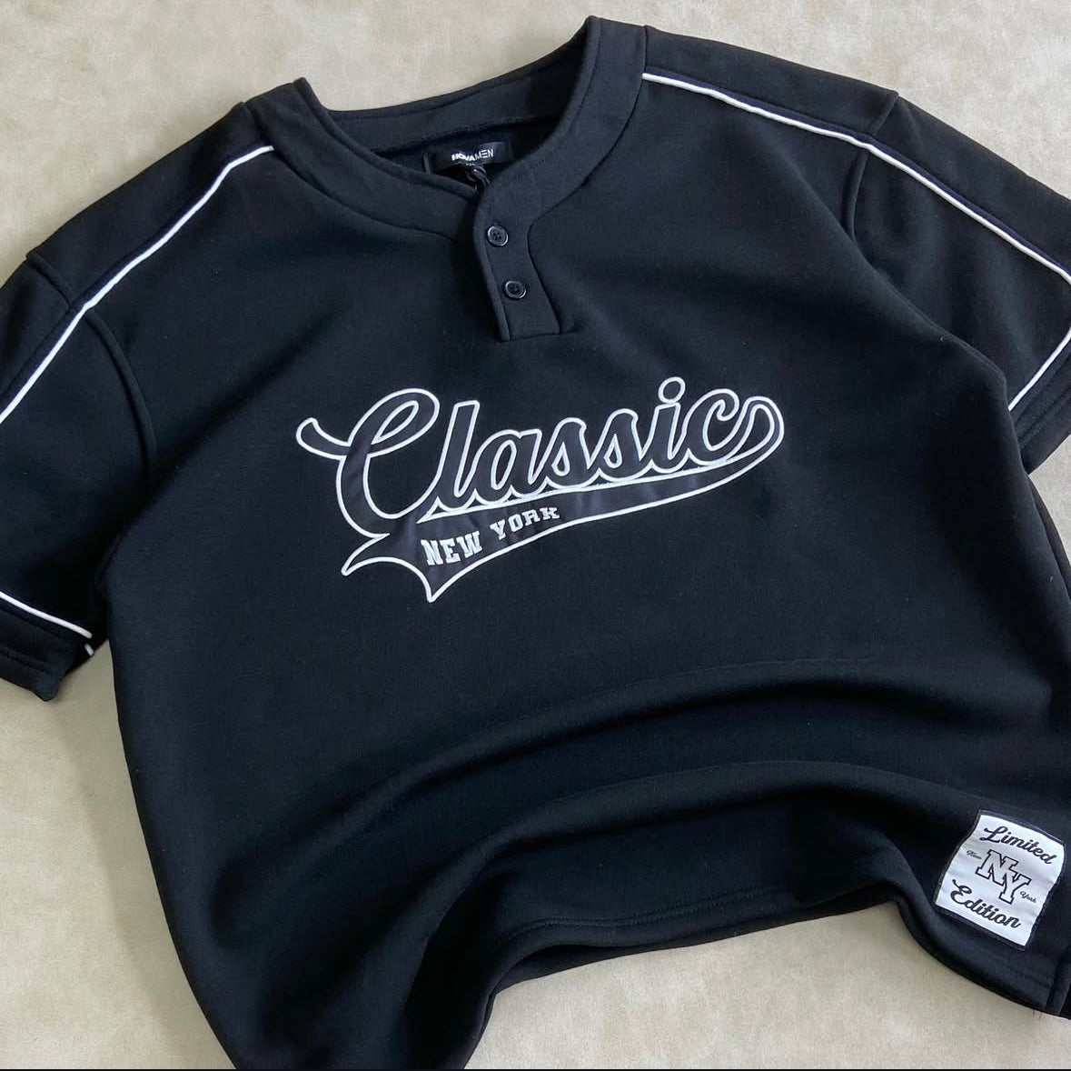 Classic New York Henley Short Sleeve -
Black