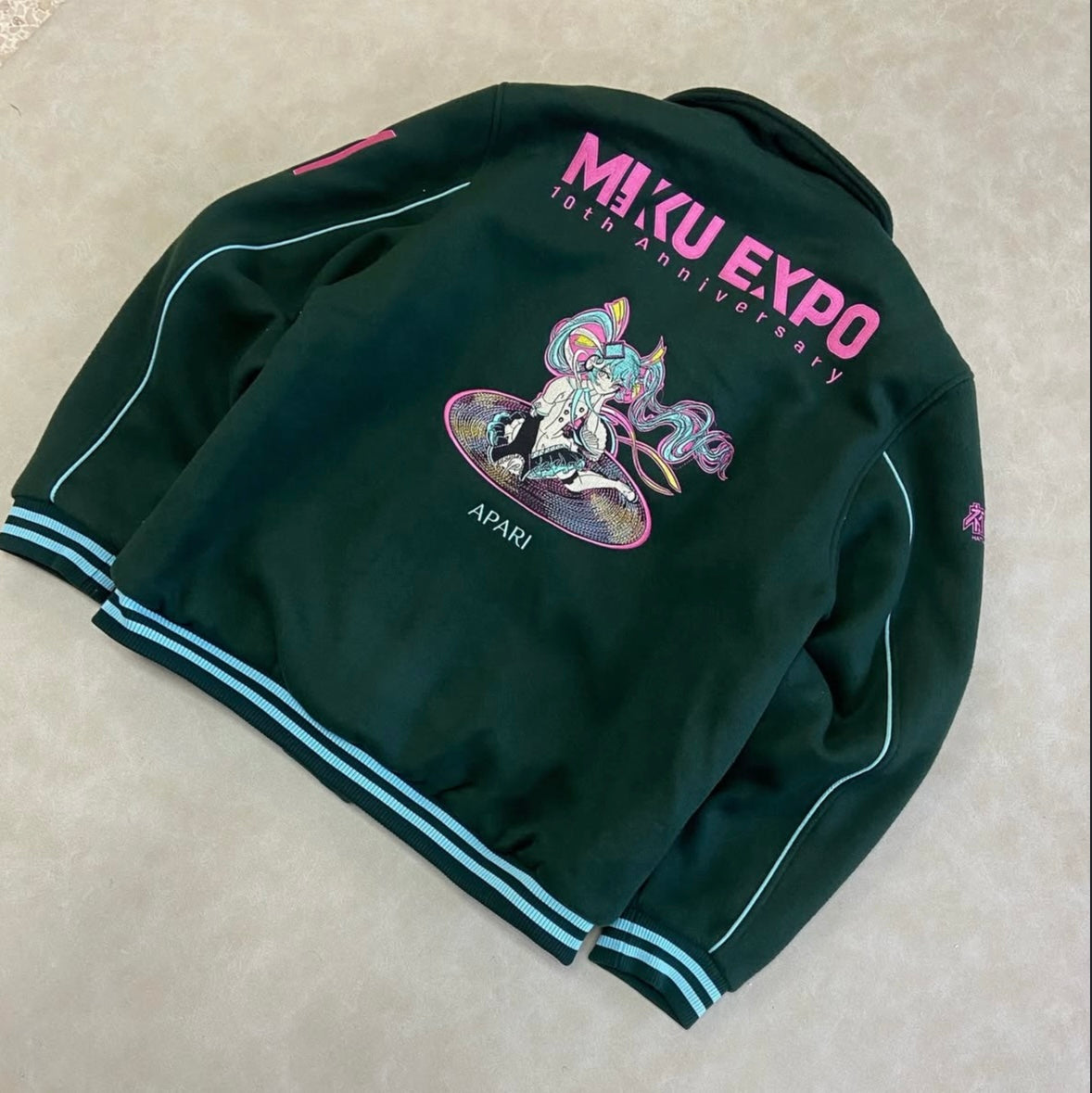 Officially licensed collaboration between
Apari and Crypton Future Media.