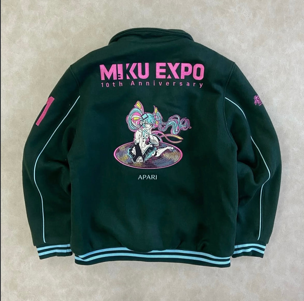 Officially licensed collaboration between
Apari and Crypton Future Media.