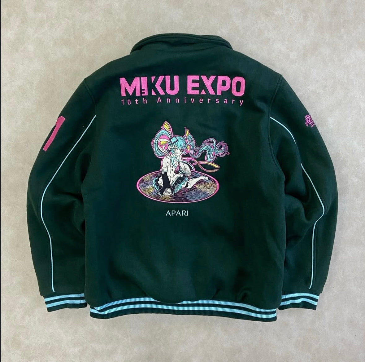 Officially licensed collaboration between
Apari and Crypton Future Media.