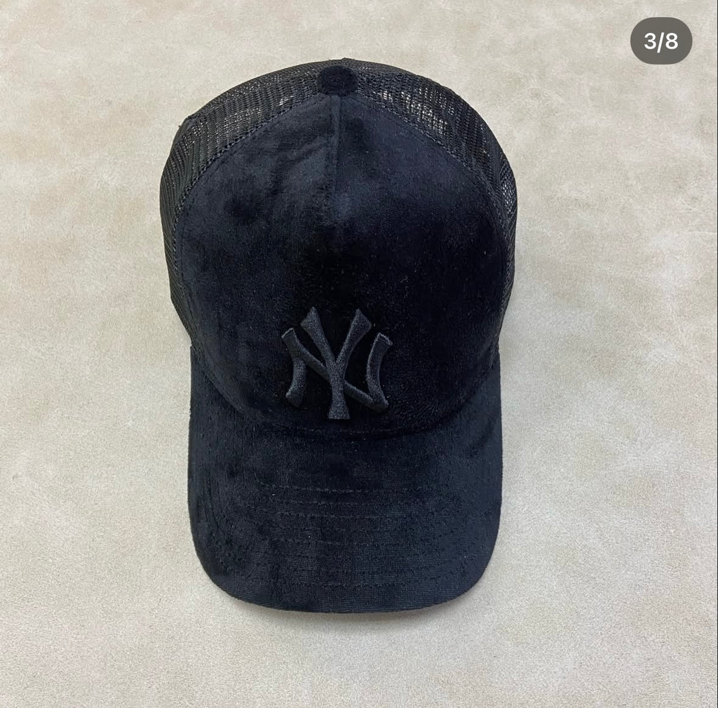 New Era Caps, New York Yankees Velour Trucker Cap