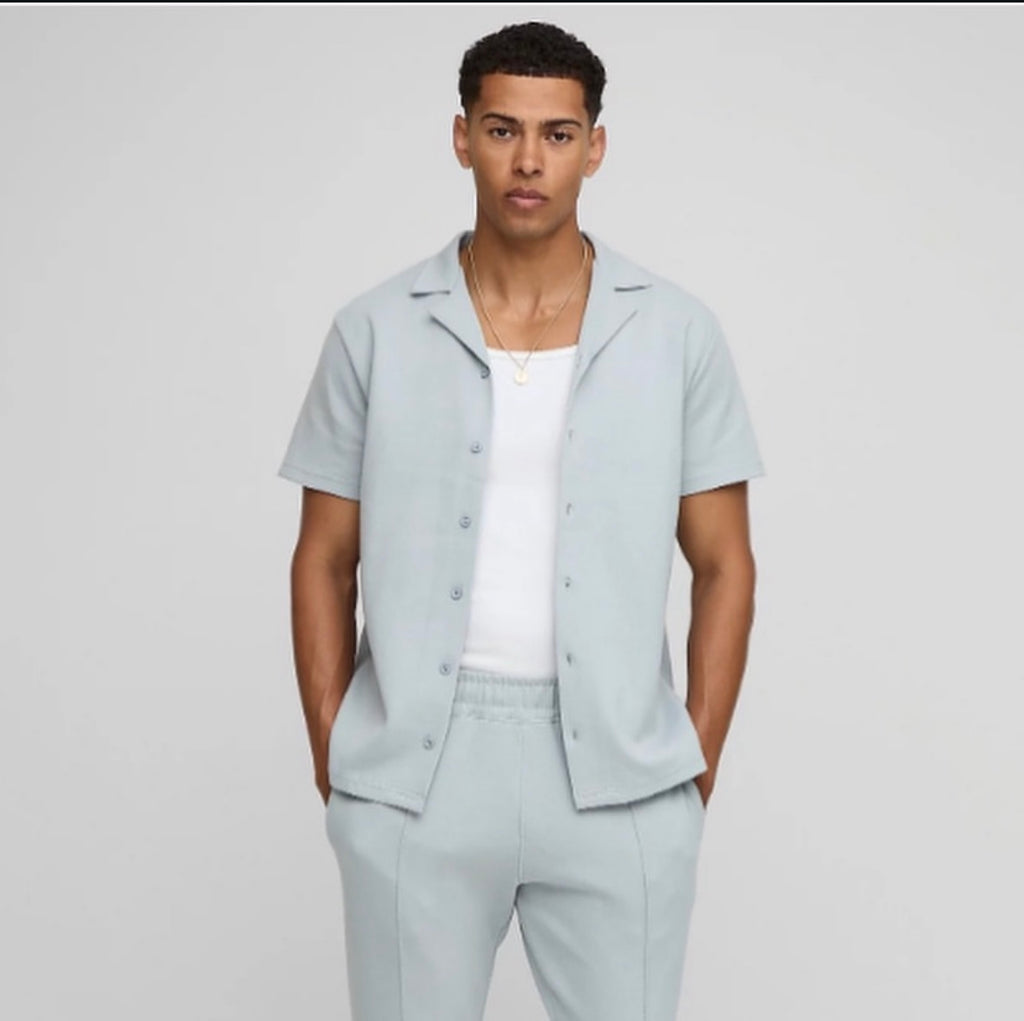 Short-sleeved shirt with lapels)