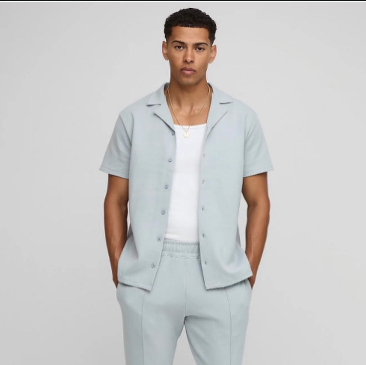 Short-sleeved shirt with lapels)