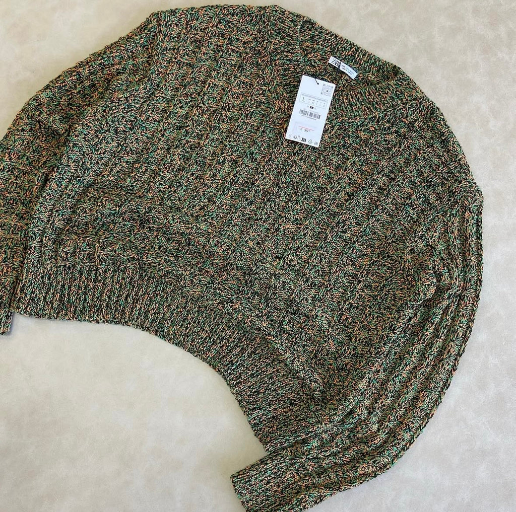 CREW NECK SWEATER MADE OF
EMBOSSED FABRIC