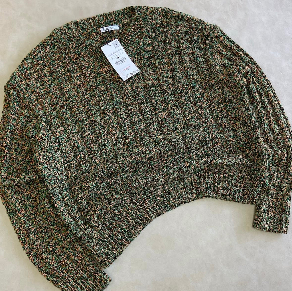 CREW NECK SWEATER MADE OF
EMBOSSED FABRIC