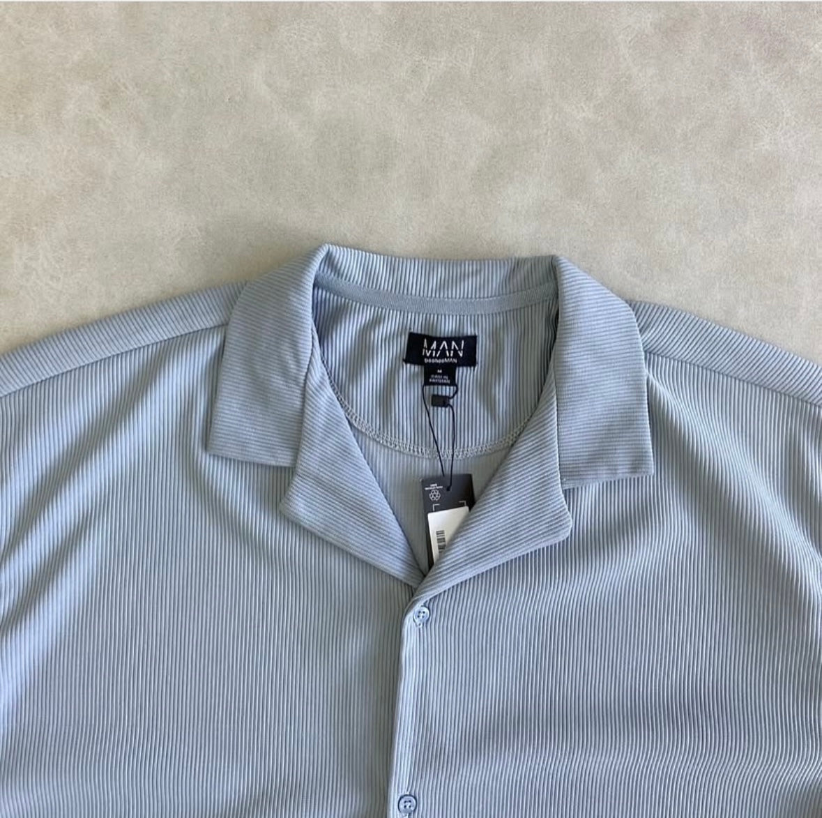 Short-sleeved shirt with lapels)
