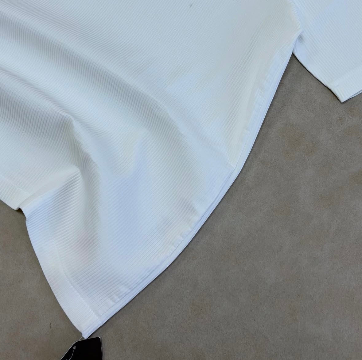 SLIM FIT PLEATED T-SHIRT WITH BACK
TAPE