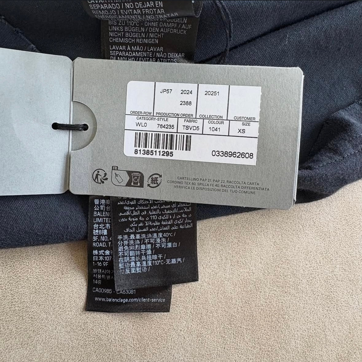 BALENCIAGA NAIL POLISH T-SHIRT
MEDIUM FIT IN FADED BLACK