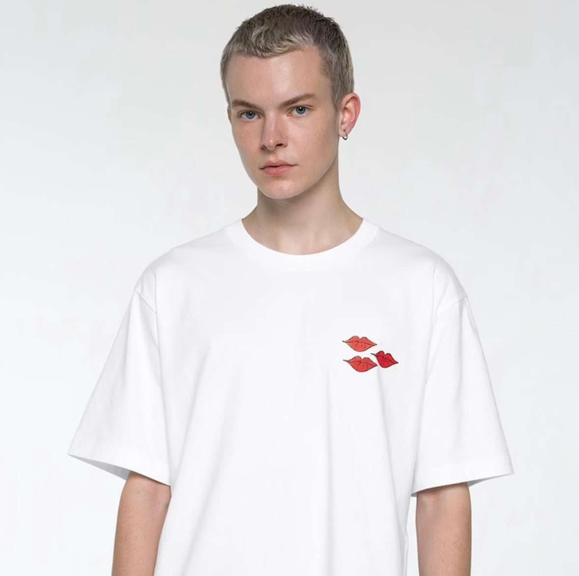 KAWS + Warhol UT Graphic Uniqlo T-
Shirt