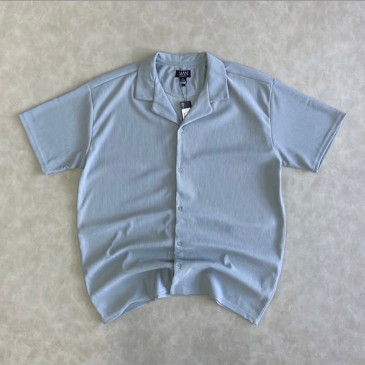 Short-sleeved shirt with lapels)