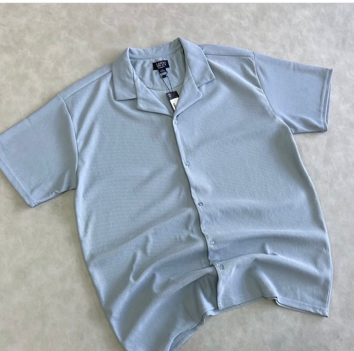 Short-sleeved shirt with lapels)