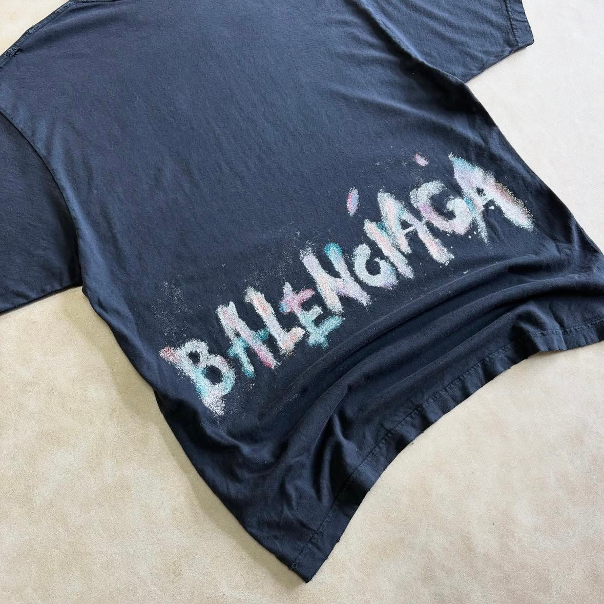 BALENCIAGA NAIL POLISH T-SHIRT
MEDIUM FIT IN FADED BLACK