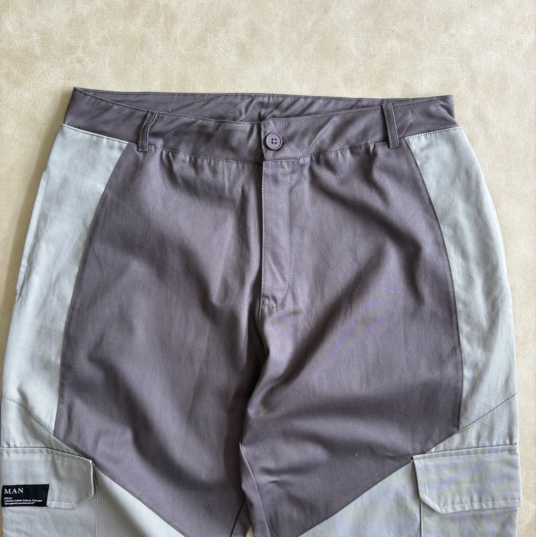 Slim-fit cargo pants with block colors and a fabric label
