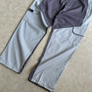 Slim-fit cargo pants with block colors and a fabric label