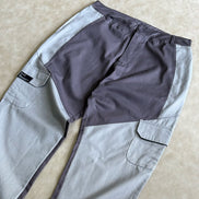 Slim-fit cargo pants with block colors and a fabric label