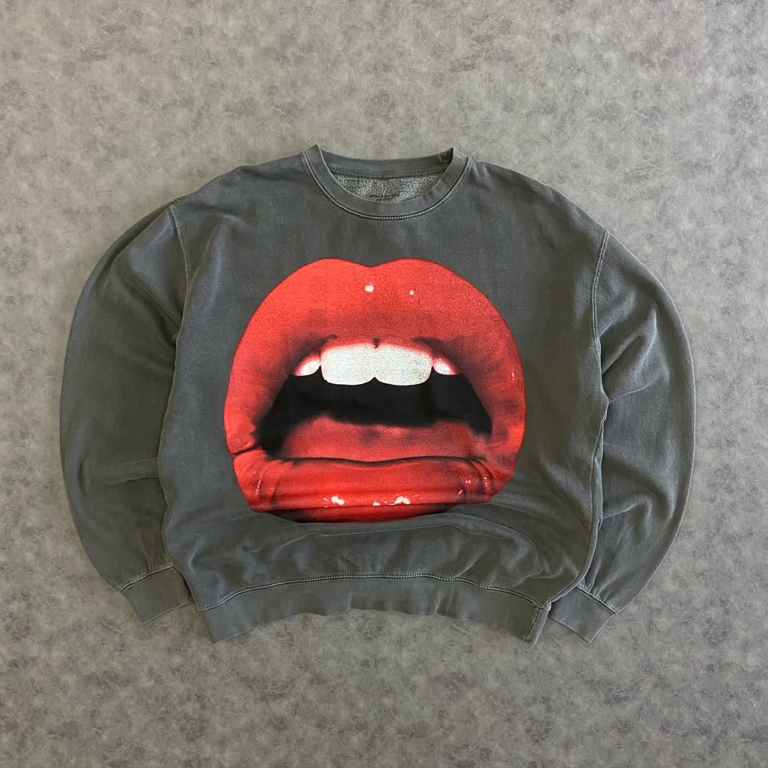 Long-Sleeved Shirt With Lip Print