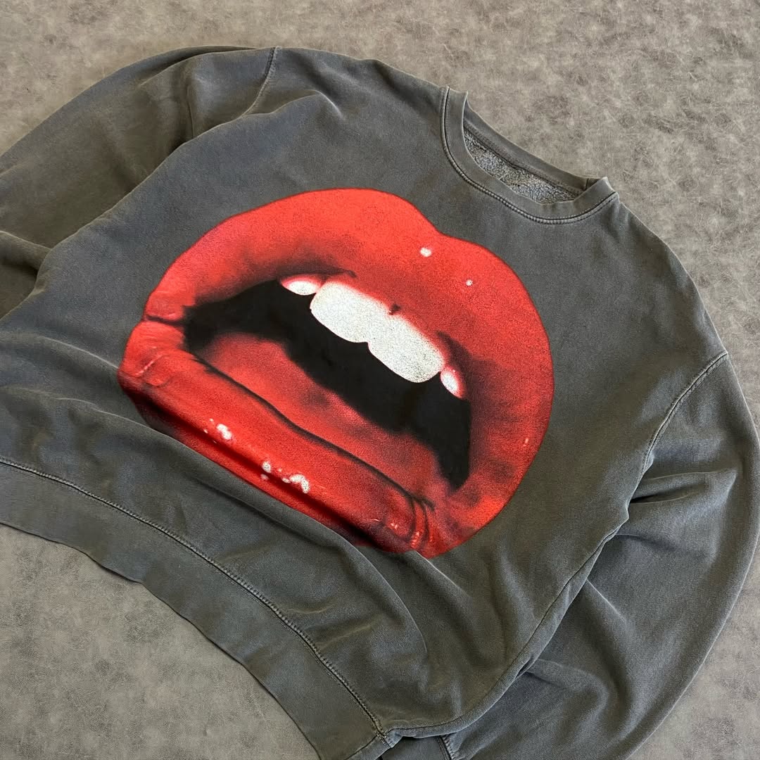 Long-Sleeved Shirt With Lip Print